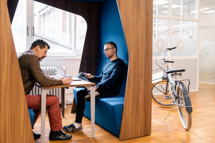 Bureau h2air - collègues en discussion