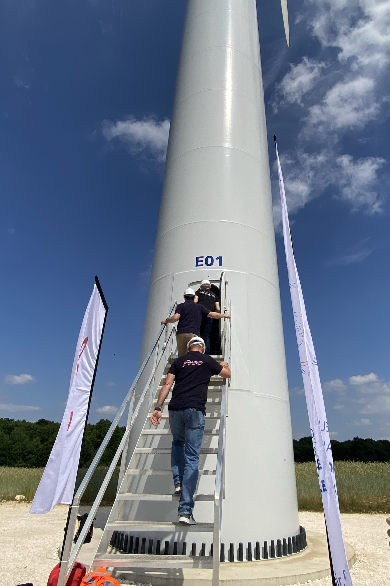 At the foot of the wind turbines at the Limodores wind farm, Camille Vandenbeuck, Executive Director of H2air, and Nicolas Thomas, Executive Director of Free, formalised the signing of the wind power supply contract