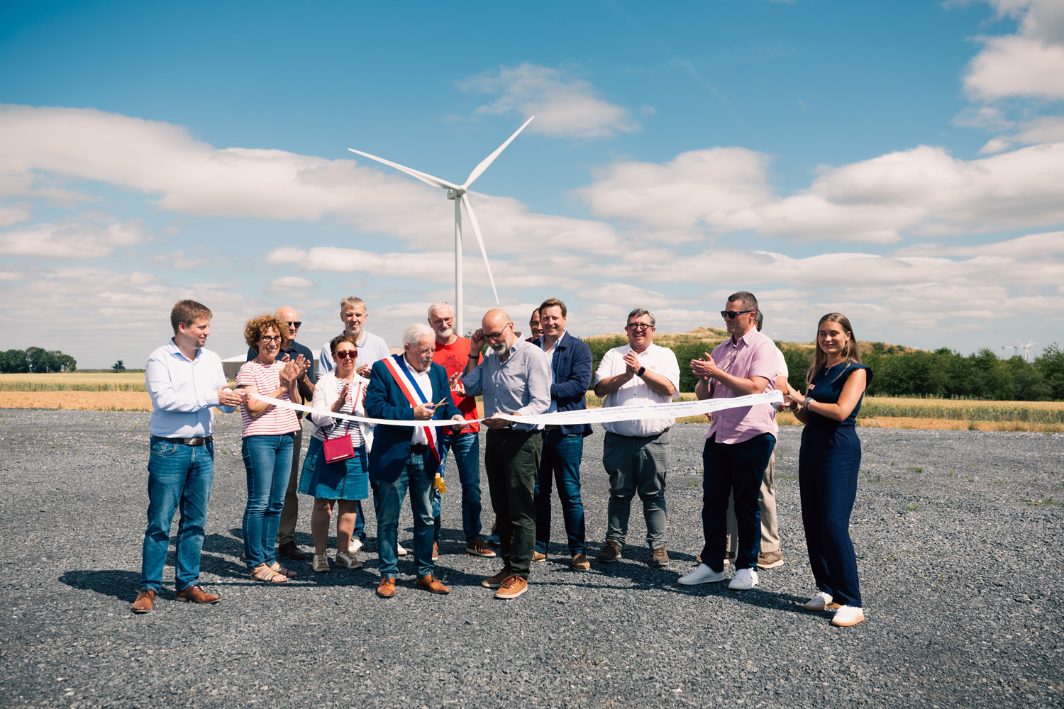 Inauguration d'un parc éolien en présence du maire de la commune
