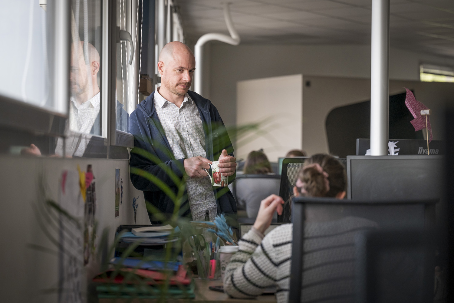 Collègues souriants en train d'avoir une conversation