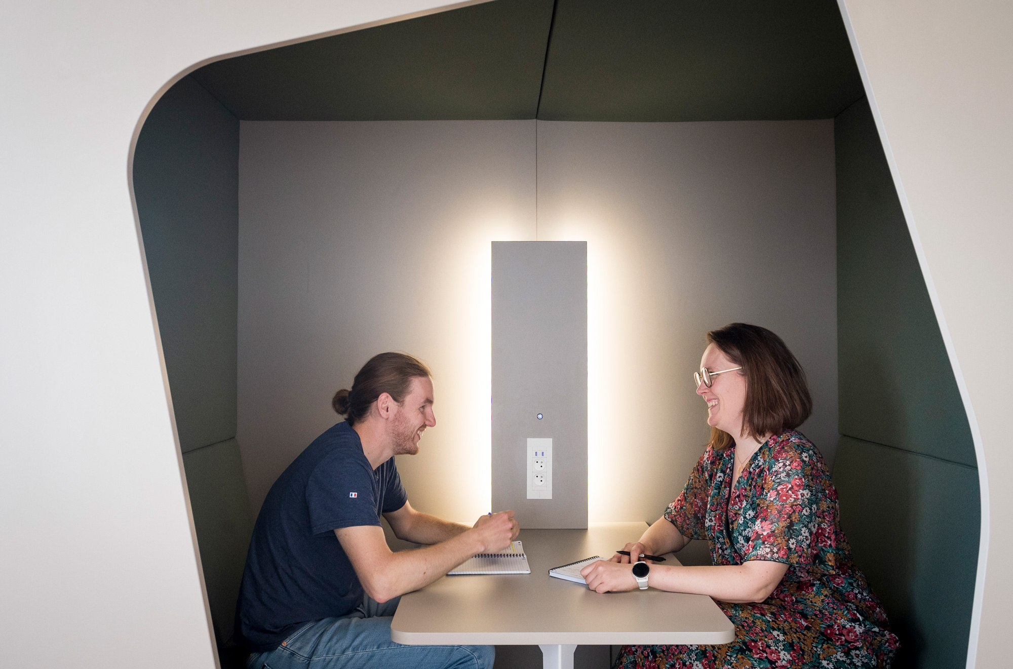 Collègues souriants autour d'une table
