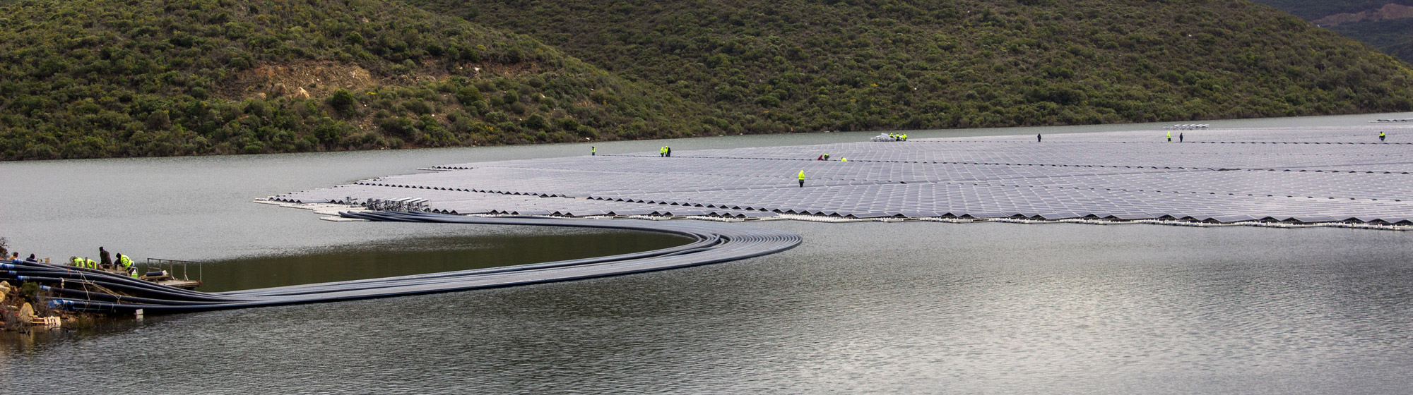 chantier de construction : centrale solaire flottante